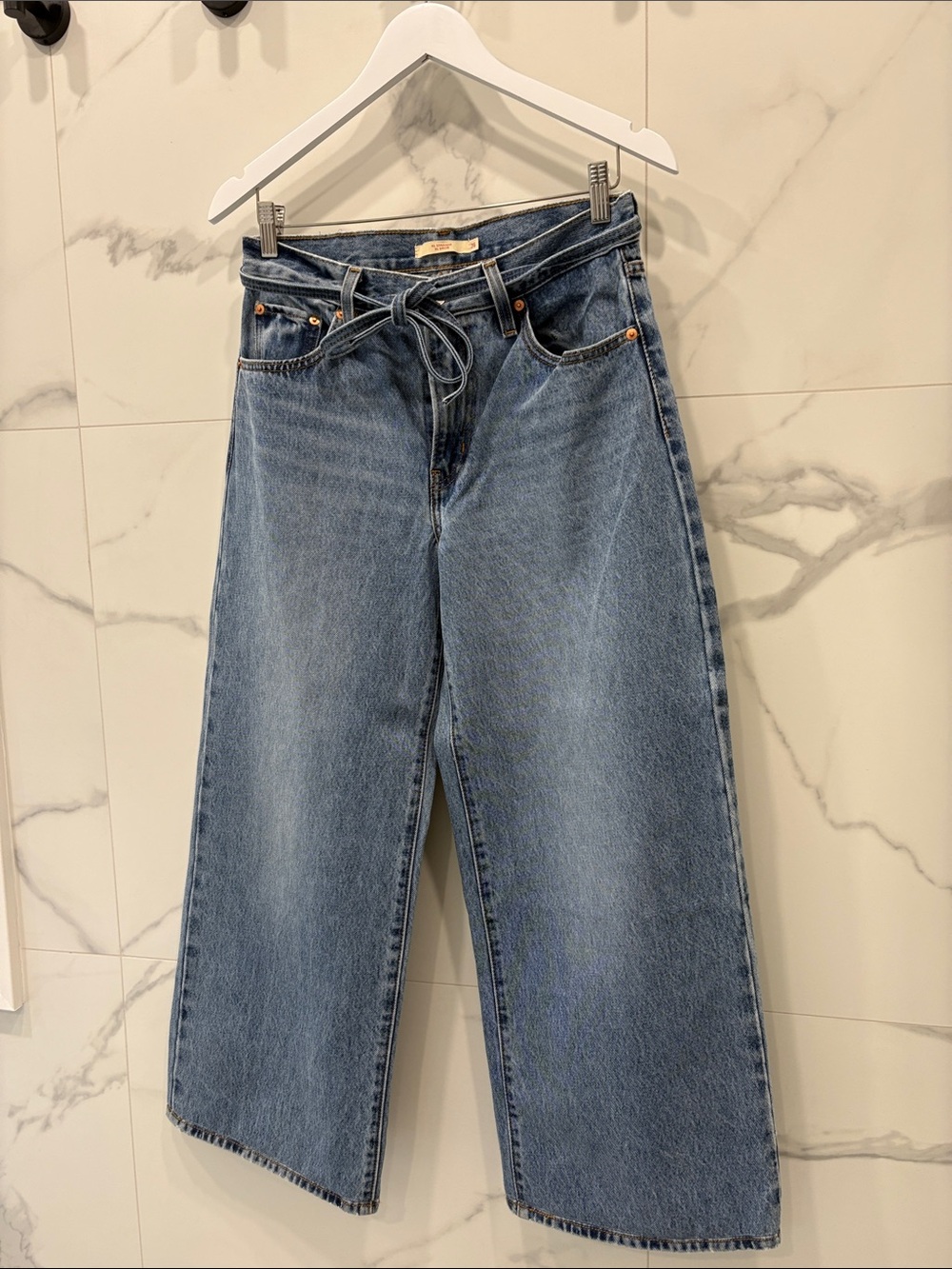 Levi’s XL straight High-Rise Wide-Leg Blue Denim Jeans with Tie Waist. Size 26
